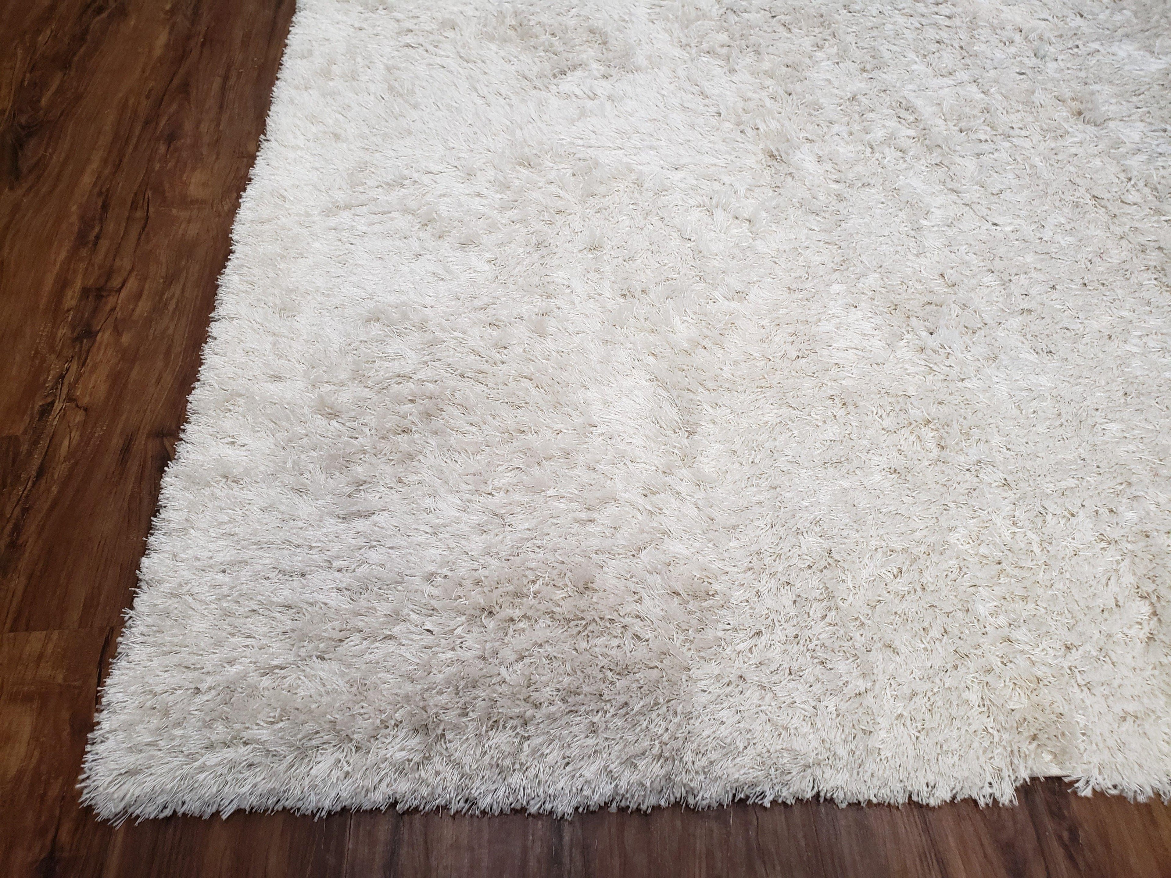 Safavieh Shag Rug 5x8, Pearl White Color, Isaac Mizrachi Shag Collection 5x7 Carpet, High Pile Soft Fluffly Bedroom Rug, Living Room Rug