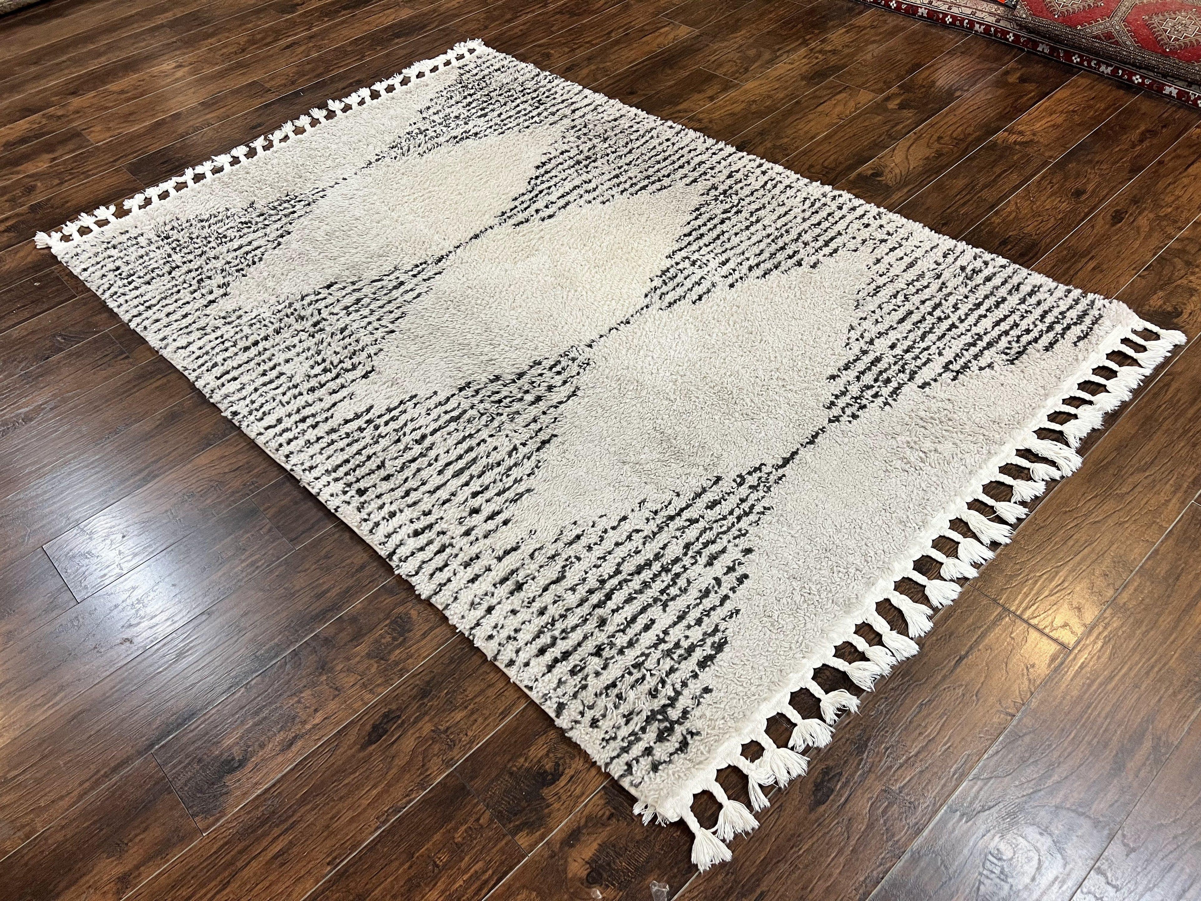 Shag Rug 5x8, Off White and Black Modern Contemporary Shag Area Rug, Moroccan Style Rug 5 x 8 ft, Medium Sized Rug, nuLoom Rug
