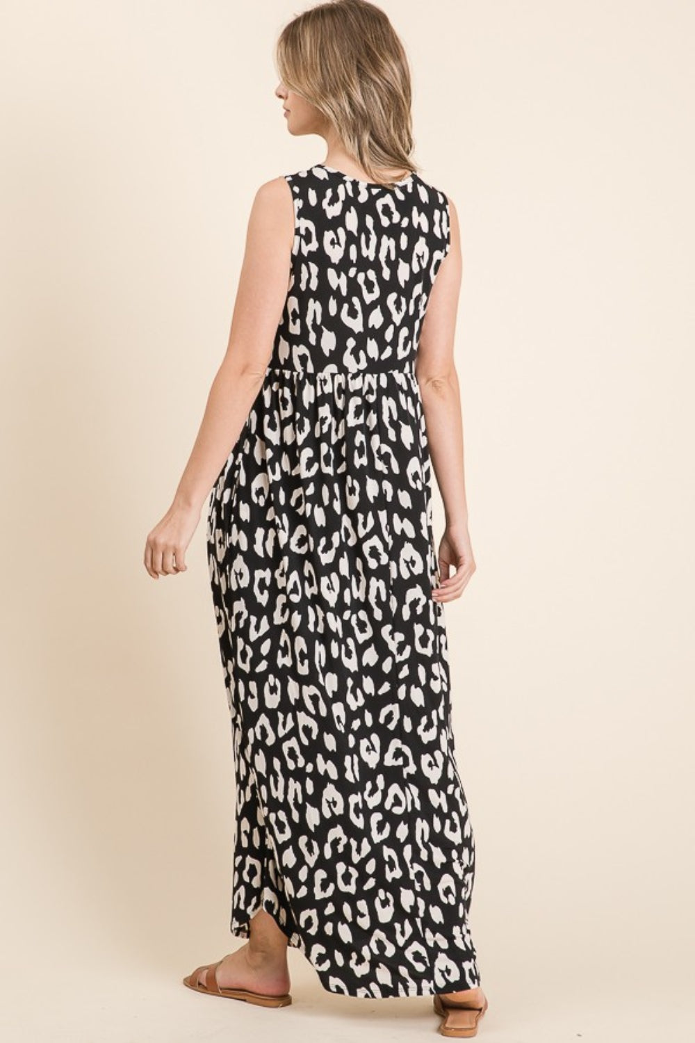Leopard Maxi Dress with Pockets – Trendy Leopard Print Dress, Pocketed Maxi Dress, Shirred Waist Dress, Comfortable Leopard Dress, Stylish Maxi Dress, Chic Animal Print Dress, Casual Chic Maxi Dress