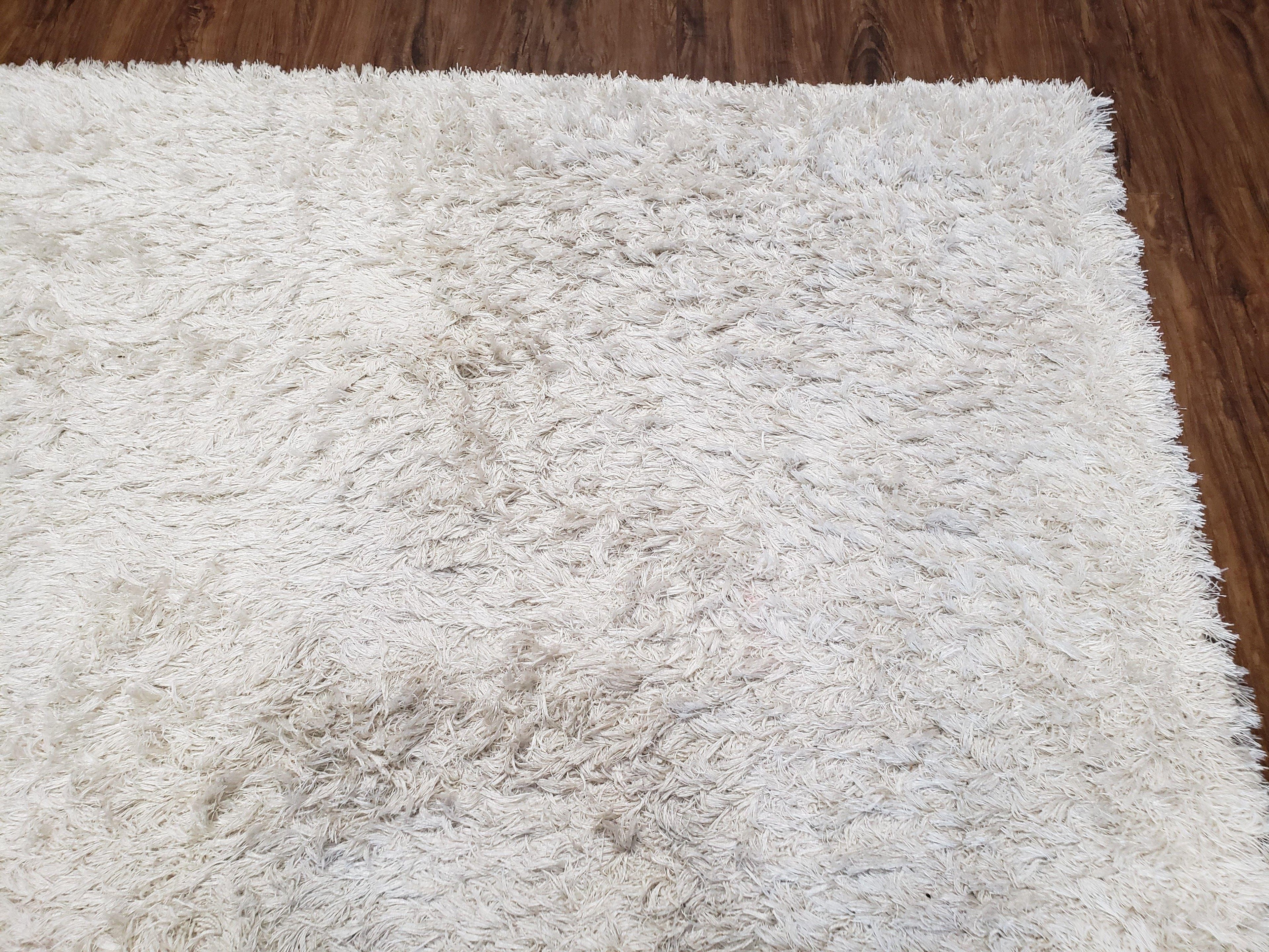 Safavieh Shag Rug 5x8, Pearl White Color, Isaac Mizrachi Shag Collection 5x7 Carpet, High Pile Soft Fluffly Bedroom Rug, Living Room Rug
