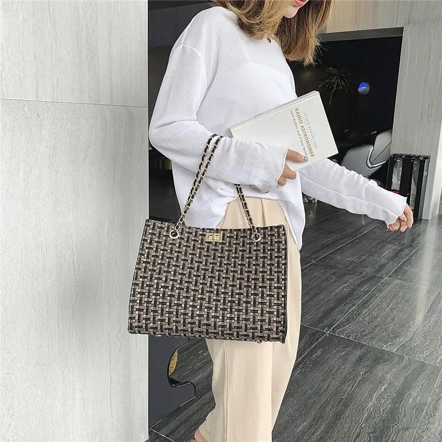 Famous Designer Pu Leather Chain Shoulder Bag/Crossbody Bags With High Quality And Large Capacity For Ladies And Girls